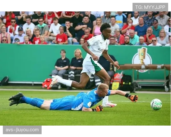 镜头聚焦：门兴格拉德巴赫门将扑救后，指挥后卫线保持紧凑